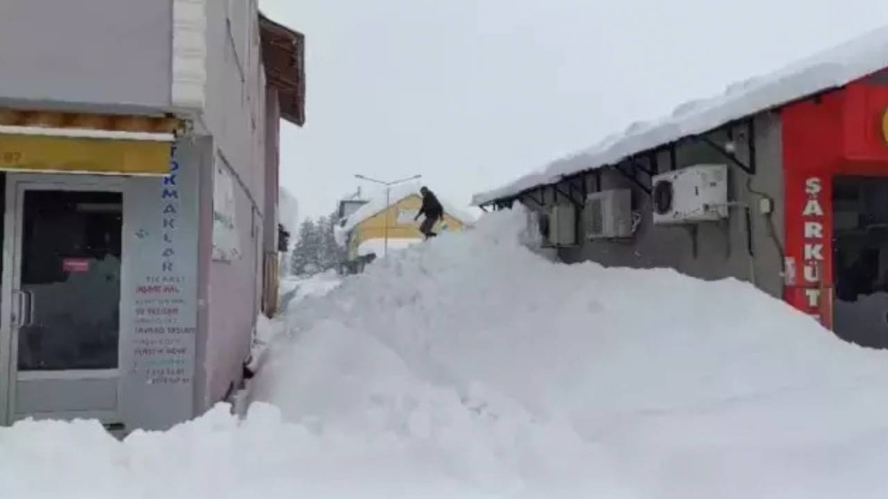 Görüntü Ovacık’tan: İki Gündür Aralıksız Yağan Kar İlçeyi Beyaza Bürüdü